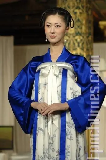 “Twinkling” designed by Wang Zhaoqing won the gold prize in the Global Han Couture Design Competition Formal/Business Attire category. (Dai Bing/ The Epoch Times)