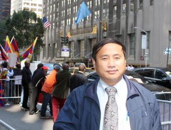 DEMOCRACY FOR CHINA: Wang Juntao, sentenced to 13 years in prison by Chinese authorities for organizing student demonstrations in Beijing in 1989, spoke outside the Waldorf-Astoria Hotel on Tuesday during the visit of Chinese Premier Wen Jiaboa. (Ben Kaminsky/The Epoch Times)