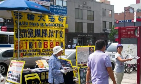 Volunteers Help Fellow Chinese Renounce Communist Party