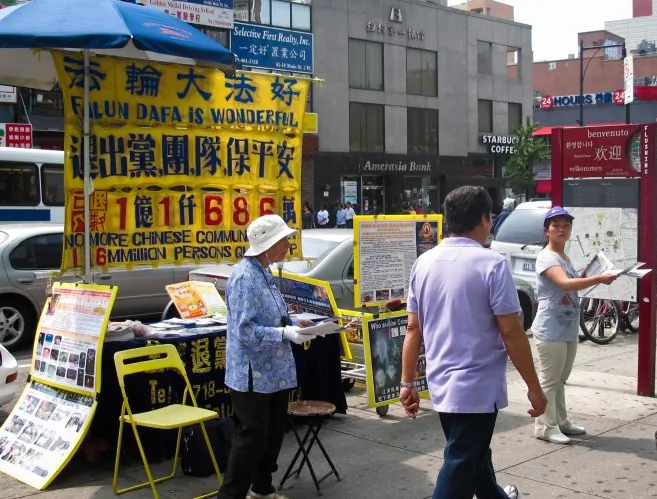 Jian-Sheng Feng a volunteer for the "Tuidang" booth in Flushing, New York on May 28, 2012. (Amelia Peng/The Epoch Times)