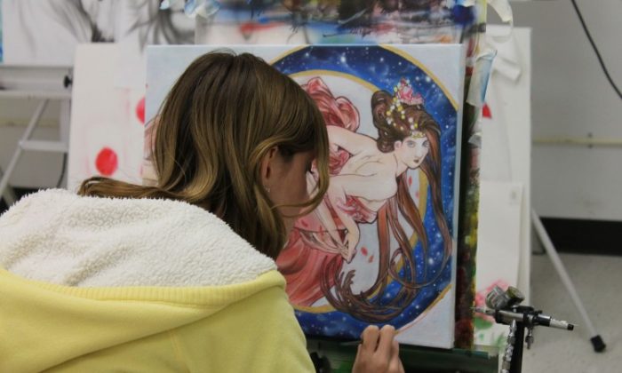 A student works on a design at the airbrush school in Pontiac, Ill. (Courtesy of Tang Dongbai)