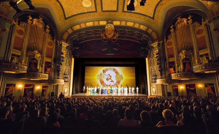 Shen Yun Performing Arts New York Company's curtain call at the Palace Theater in Waterbury. (Dai Bing/The Epoch Times)