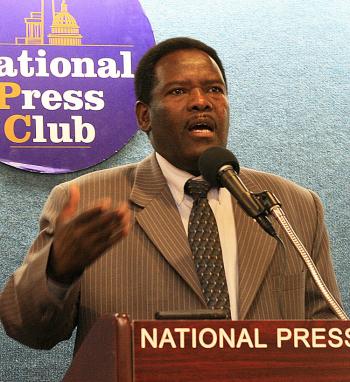 Mohamed Yahya, founder and executive director of the Damanga Organization, speaking on Sudan and Darfur at the National Press Club on Thursday, Dec. 9, during a Human Rights Day event. (Andrea Hayley/Epoch Times Staff) Mohamed Yahya, founder and executive director of the Damanga Organization, speaking on Sudan and Darfur at the National Press Club on Thursday, Dec. 9, during a Human Rights Day event. (Andrea Hayley/Epoch Times Staff)