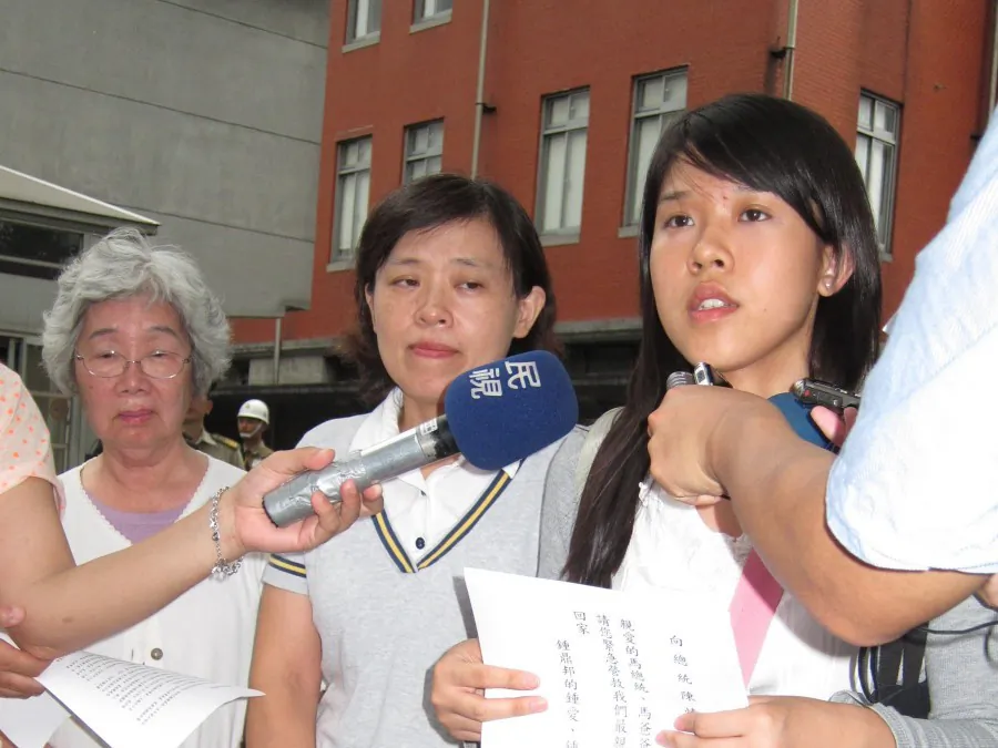 Chung’s mother, wife, and daughter appeal at the Taiwanese Office of the President on June 27. (Chung Yuan/Epoch Times)