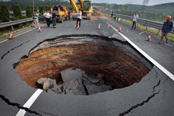A sinkhole occurred on June 4 on a freeway in China's Zhejiang Province. (Photographer name withheld by request) A sinkhole occurred on June 4 on a freeway in China's Zhejiang Province. (Photographer name withheld by request)