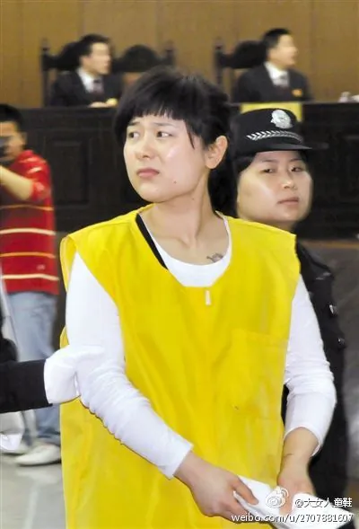 Wu Ying looked at her father after hearing that she was sentenced to death. The sentence was later repealed. (Weibo.com)
