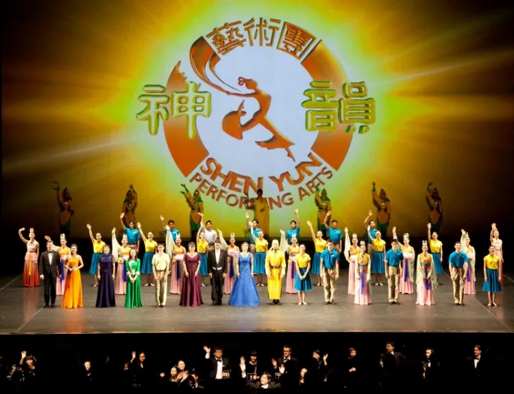 Shen Yun performers take a curtain call at Place des Arts in Montreal on Jan. 6, 2013. (Evan Ning/The Epoch Times)