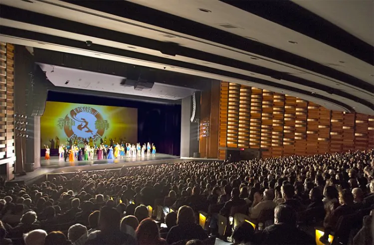 The cast of Shen Yun waves good bye to its Toronto audience Sunday, Jan. 20, 2013, at the Sony Centre for the Performing Arts. (Evan Ning/The Epoch Times)