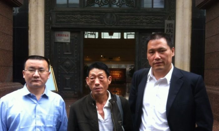 Ren Jianyu's father, Ren Shiliu (C), and defense lawyer Pu Zhiqiang (R). Oct. 10, 2012. Ren Jianyu, a low-level Chongqing official, was given a two-year labor camp sentence in August last year when Bo Xilai was still Party chief in the city. Ren was accused of "attacking" the government by posting comments on Sina Weibo. Now he has been granted an appeal hearing, and state media are speaking out on his behalf. (Weibo.com)
