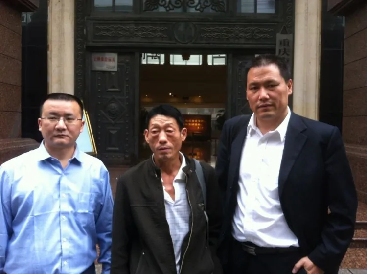 Ren Jianyu's father, Ren Shiliu (C), and defense lawyer Pu Zhiqiang (R). Oct. 10, 2012. Ren Jianyu, a low-level Chongqing official, was given a two-year labor camp sentence in August last year when Bo Xilai was still Party chief in the city. Ren was accused of "attacking" the government by posting comments on Sina Weibo. Now he has been granted an appeal hearing, and state media are speaking out on his behalf. (Weibo.com)