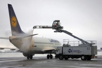 Workers deice a plane of German airline Lufthansa at the Leipzig-Halle airport near Schkeuditz, eastern Germany, on January 5, 2009. Airlines are hoping that 2009 will be a better year for them. (Schlueter/AFP/Getty Images)