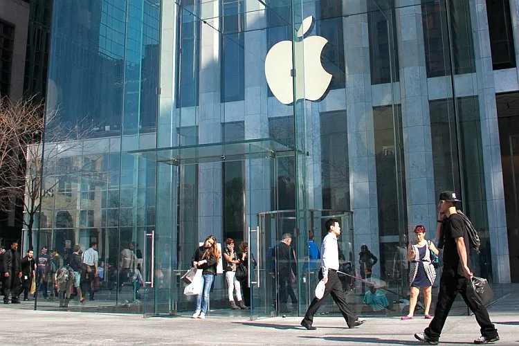 People shop at Apple's Flagship store on Fifth Avenue in New York on Monday. (Benjamin Chasteen/The Epoch Times)