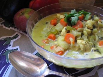 Apple Mulligatawny is an Indian specialty made with curry paste, crunchy and tart Granny Smith apples, and smooth coconut milk. (Maureen Zebian/The Epoch Times) Apple Mulligatawny is an Indian specialty made with curry paste, crunchy and tart Granny Smith apples, and smooth coconut milk. (Maureen Zebian/The Epoch Times)
