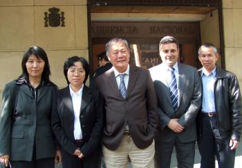 Lawyer Carlos Iglesias (second from right) and democracy activist Wei Jingsheng (center) with Falun Gong victims of persecution after testifying in Madrid. (Victor Liu/The Epoch Times) Lawyer Carlos Iglesias (second from right) and democracy activist Wei Jingsheng (center) with Falun Gong victims of persecution after testifying in Madrid. (Victor Liu/The Epoch Times)