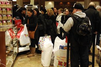 Shopper maneuver huge bundles of already-purchased gifts through the lines at Macy's. (Dai Bing/The Epoch Times) Shopper maneuver huge bundles of already-purchased gifts through the lines at Macy's. (Dai Bing/The Epoch Times)