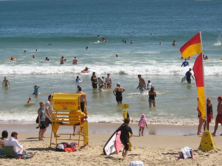 Australians flock to beaches to keep cool. Research concluded that in the past 1,000 years, temperatures have not spiked as dramatically in the Australasian region as they have in the last 50 years. (The Epoch Times)