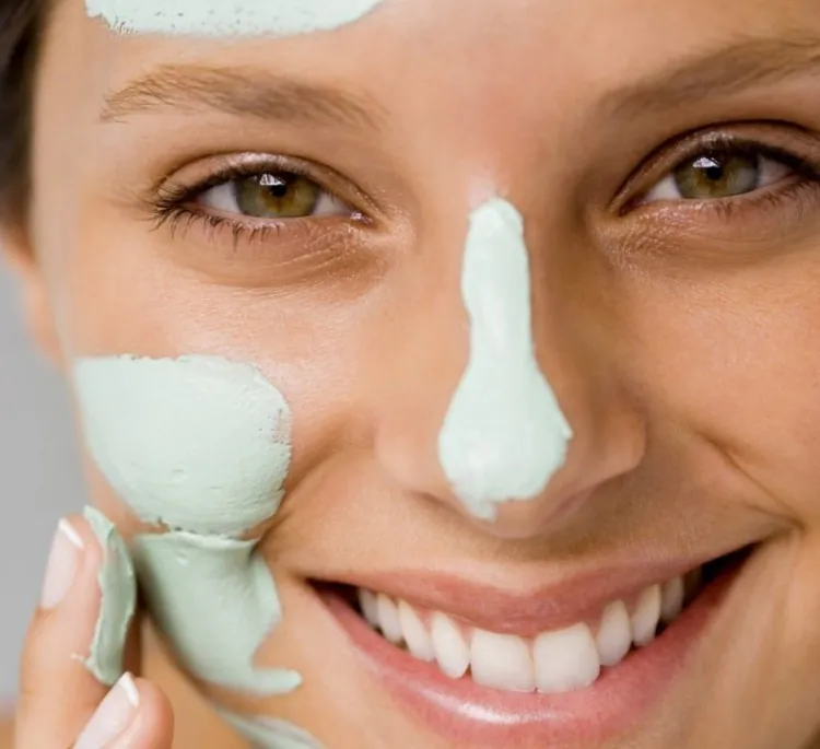 Raw oats helps combat dry skin. (Elena Elisseeva/Photos.com)