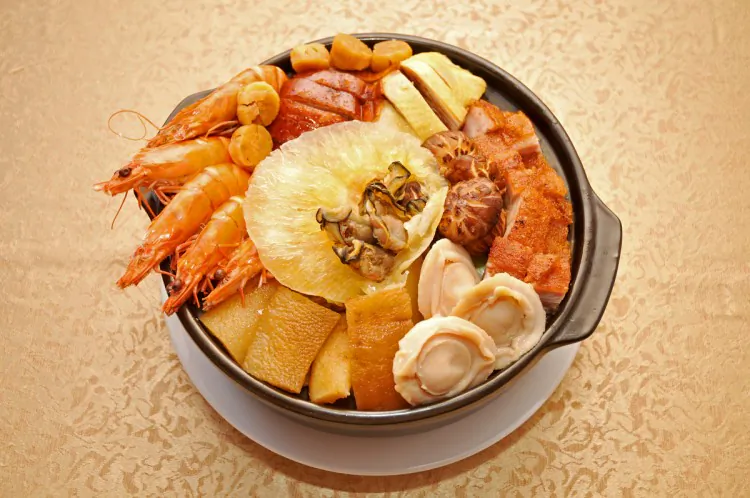A beautiful presentation of Phùn-tshoi, also known as Pun Choi or Big Bowl Feast. This is a traditional type of food originating from Hakka cuisine. (Sun Mingguo/The Epoch Times)