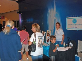 A volunteer booth for the Ovarian Cancer Circle at the Staples Center on Sunday, Sept. 11 (Robin Kemker/The Epoch Times) A volunteer booth for the Ovarian Cancer Circle at the Staples Center on Sunday, Sept. 11 (Robin Kemker/The Epoch Times)