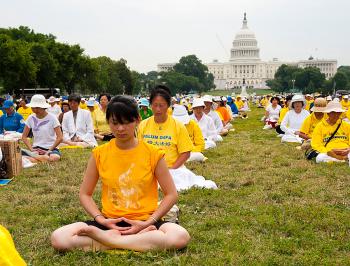 Thousands of Falun Gong practitioners meditate in front of the capitol building. (Dai Bing/The Epoch Times) Thousands of Falun Gong practitioners meditate in front of the capitol building. (Dai Bing/The Epoch Times)