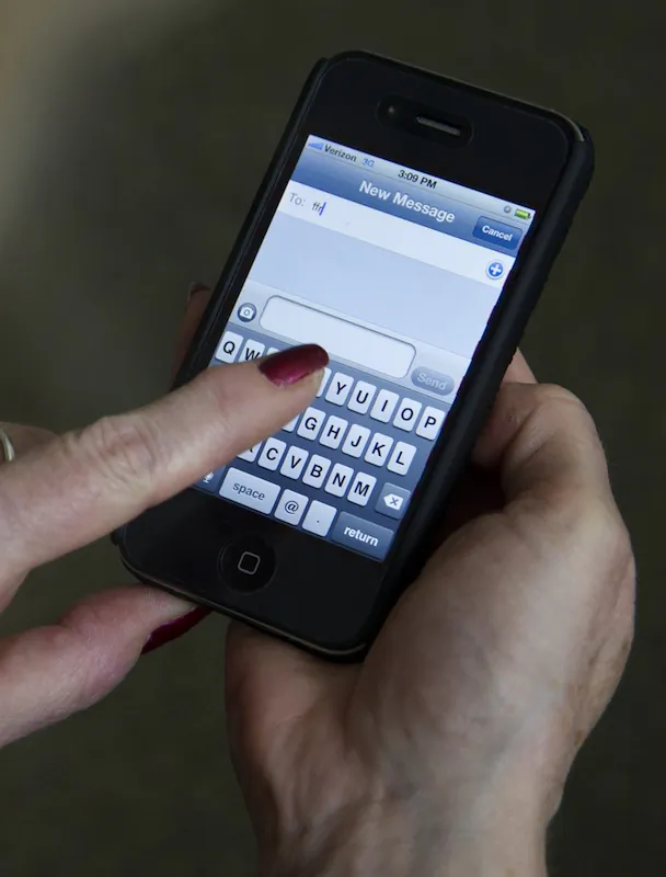 A new legislation introduced by Ontario's government promises to improve transparency on wireless services contracts and imposes a cap on contract cancellation penalty. (Karen Bleier/AFP/Getty Images)
