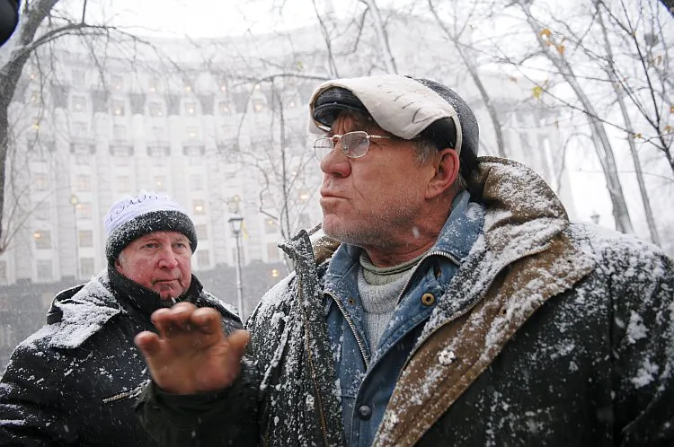 Chernobyl cleanup veteran Nikolai (R) is on a hunger strike near the house of government in Kyiv to protest the recent slashes to his pension check, on Dec. 8. (Vladimir Borodin/The Epoch Times)