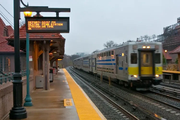 A Long Island Rail Road train at the Forest Hills Station in Queens. (Benjamin Chasteen/The Epoch Times)