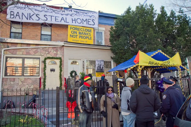 A representative from Bank of America meets with homeowner Gloria Thomas (R) to discuss mortgage modifications at a workshop on August 25, 2011 in New York City. (Spencer Platt/Getty Images)