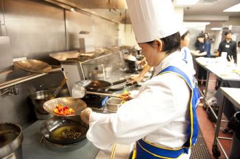 Chefs preparing the dishes at the NTDTV International Chinese Culinary Competition. (Dai Bing/The Epoch Times) Chefs preparing the dishes at the NTDTV International Chinese Culinary Competition. (Dai Bing/The Epoch Times)