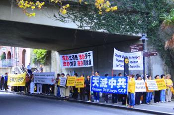 Demonstrators across the road from the Shangri-La Hotel in Sydney where China number four ranked official, Jia Qinling, was staying. The demonstrators were there to raise awareness of human rights abuses committed by Mr Jia, a spokesperson said. (Mary Yuan/The Epoch Times) Demonstrators across the road from the Shangri-La Hotel in Sydney where China number four ranked official, Jia Qinling, was staying. The demonstrators were there to raise awareness of human rights abuses committed by Mr Jia, a spokesperson said. (Mary Yuan/The Epoch Times)