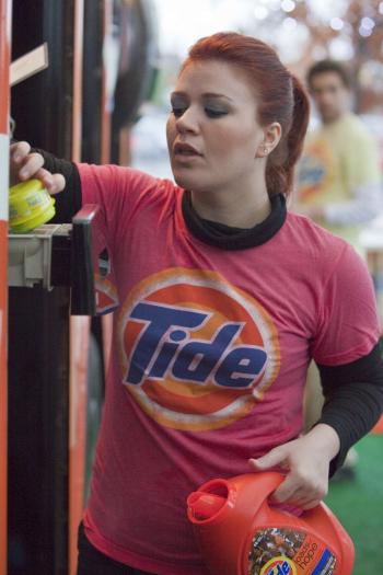 Kelly Clarkson helps the Tide Loads of Hope charity to provide families in need with free laundry services and a little holiday cheer on Dec. 12. The charity was founded following Hurricane Katrina in New Orleans. (Skip Bolen/Getty Images for Tide)