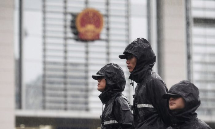 Police officers stand guard outside the Anhui provincial court on August 9, 2012. China’s Supreme Court has proposed a new law that would allow it to detain and even temporarily disbar defense lawyers. (Lintao Zhang/Getty Images)