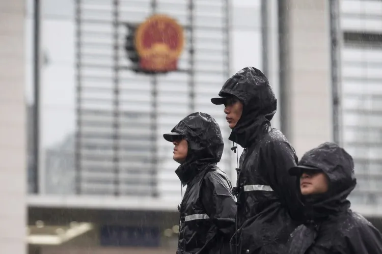 Police officers stand guard outside the Anhui provincial court on August 9, 2012. China’s Supreme Court has proposed a new law that would allow it to detain and even temporarily disbar defense lawyers. (Lintao Zhang/Getty Images)