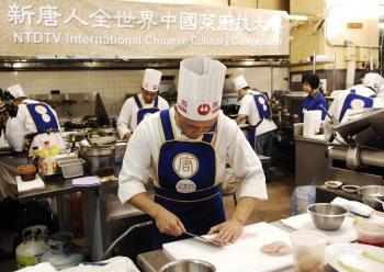 DELICATE CUT: Chen Yongming, last year's gold award winner in Shandong regional cuisine, cuts his ingredients at 2008 NTDTV Chinese International Culinary Competition. (Dai Bing/The Epoch Times)