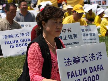 Falun Gong practitioners and supporters gather on the Capital lawn to here members of Congress and others speak about the decade-long persecution. (Lisa Fan/The Epoch Times) Falun Gong practitioners and supporters gather on the Capital lawn to here members of Congress and others speak about the decade-long persecution. (Lisa Fan/The Epoch Times)