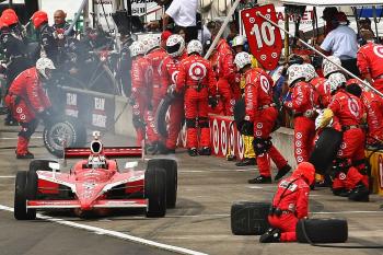 Scott Dixon beat Dario Franchitti out of the pits by a few feet to keep his lead on their last stops. (Chris McGrath/Getty Images) Scott Dixon beat Dario Franchitti out of the pits by a few feet to keep his lead on their last stops. (Chris McGrath/Getty Images)