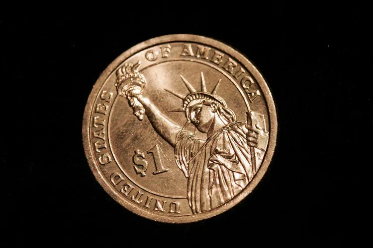 According to the Government Accountability Office, embracing the $1 coin and phasing out the paper dollar could save the U.S. government $4.4 billion over the next 30 years. (Scott Olson/Getty Images)