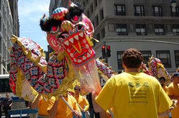 A dragon dance, 'a beautiful collaboration' between Westerners and Chinese, was part of the parade.(Shar Adams/The Epoch Times)