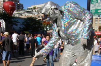A young spectator makes friends with an Elvis impersonator at Toronto's Buskerfest. (Kristina Skorbach/The Epoch Times) A young spectator makes friends with an Elvis impersonator at Toronto's Buskerfest. (Kristina Skorbach/The Epoch Times)