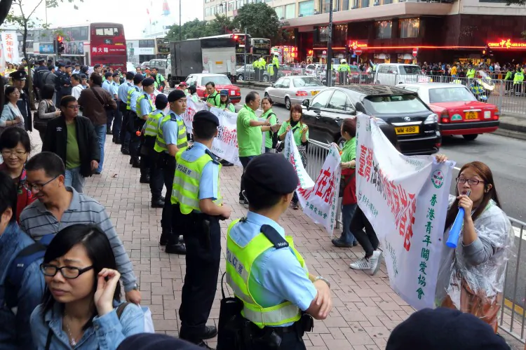 The Hong Kong Youth Care Association wrapped Falun Gong display boards in their own banners, with anti-Falun Gong slogans on them, at Lok Ma Chau in Hong Kong. (The Epoch Times)