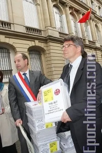 French MP Parliament Jean-Jacques Urvoas (L) and the secretary of the Amnesty International France Stephan Oberreit arrive at the Chinese Embassy with 110,000 signatures petition. (Zhang Le/The Epoch Times)