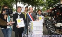 French Politician, Amnesty Int’l Submit Petition to Chinese Embassy