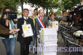 The group of representatives succeeds in passing the warning strip and approaching the Chinese Embassy. A political representative of CFDT Madam Emmanuelle Pirat is seen on the left. (Zhang Le/The Epoch Times) The group of representatives succeeds in passing the warning strip and approaching the Chinese Embassy. A political representative of CFDT Madam Emmanuelle Pirat is seen on the left. (Zhang Le/The Epoch Times)