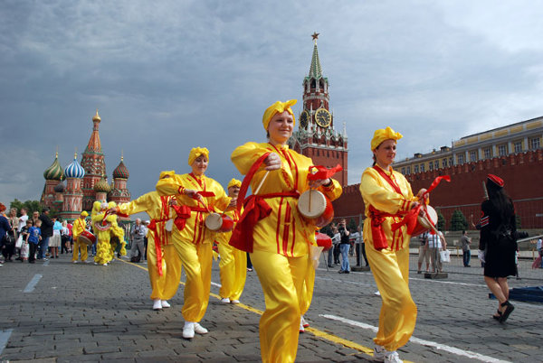Falun Gong practitioners perform in a parade around Red Square, just outside the Kremlin in Moscow, on May 27. (The Epoch Times) Falun Gong practitioners perform in a parade around Red Square, just outside the Kremlin in Moscow, on May 27. (The Epoch Times)