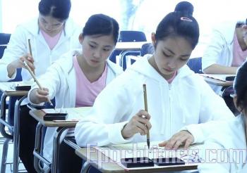 Students practicing calligraphy in Fei Tian Academy of the Arts California. (The Epoch Times)