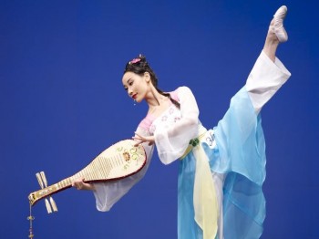 ADULT FEMALE WINNER: Cindy Liu, winner of the adult female division performs 'Celestial Melody.' (Dai Bing/The Epoch Times)