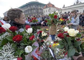 People carry flowers in front of the Presidential Palace in Warsaw on April 10, 2010, as they gather to pay tribute after the crash of the Presidential plane in Smolensk. (Janek Skarzynski/AFP/Getty Images) People carry flowers in front of the Presidential Palace in Warsaw on April 10, 2010, as they gather to pay tribute after the crash of the Presidential plane in Smolensk. (Janek Skarzynski/AFP/Getty Images)