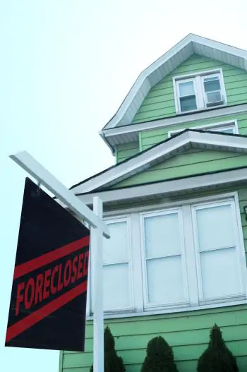 Foreclosures are increasing in the New York City area and experts say it has not hit bottom yet. (Mingguo/The Epoch Times)