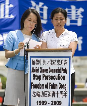 Geng He (R) speaks out for Falun Gong on the 10-year anniversary of the Chinese regime's persecution of the practice. (Dai Bing/The Epoch Times) Geng He (R) speaks out for Falun Gong on the 10-year anniversary of the Chinese regime's persecution of the practice. (Dai Bing/The Epoch Times)