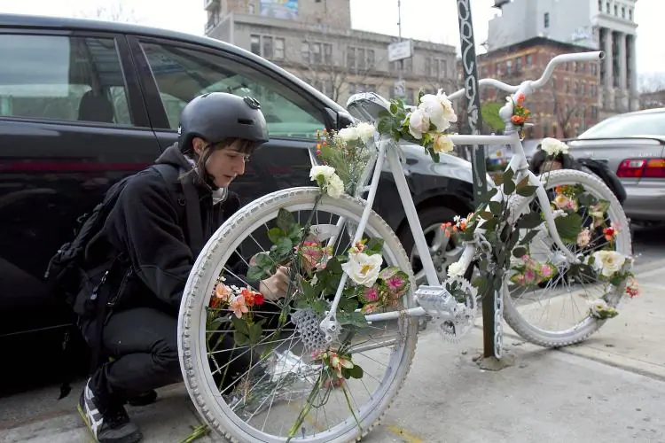 A fellow rider remembers a fallen cyclist on Delancey and Ludlow streets at the Transportation Alternatives Ghost Bike memorial held earlier this month. (Phoebe Zheng/The Epoch Times)